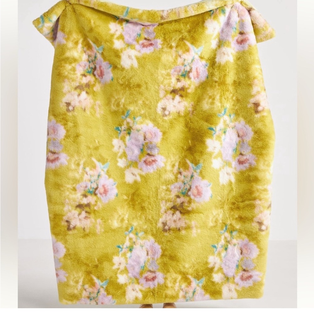 IN SEARCH OF THIS ANTHROPOLOGIE BLANKET “Sophie Floral Faux Fur Throw Blanket”
